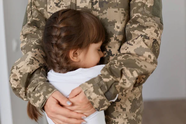 Portrait Faceless Military Woman Wearing Camouflage Uniform Hugging Her Little — Stock Photo, Image