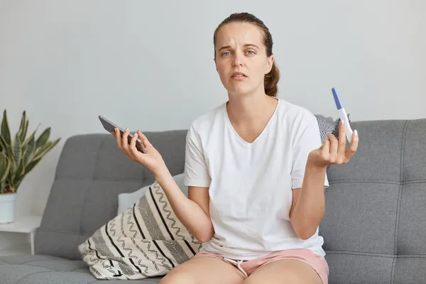 Triste Triste Mujer Adulta Confundida Usando Ropa Casual Posando Casa — Foto de Stock