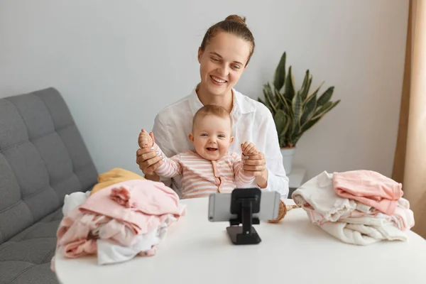 Indoor Shot Sorridente Blogger Femminile Trasmissione Diretta Mentre Seduto Tavola — Foto Stock