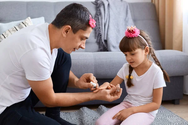 Girl Dad Hair Accessories Sitting Floor Sofa Making Manicure Father — Stock Photo, Image