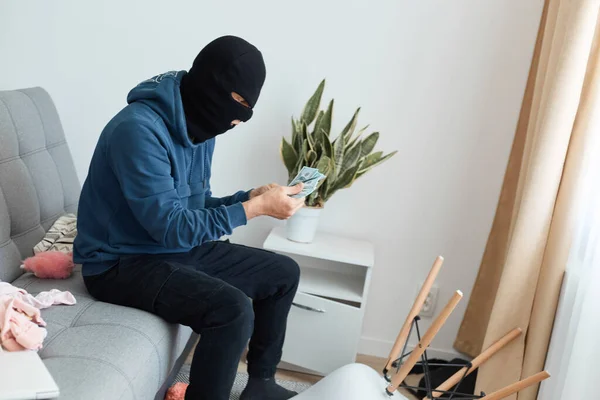 Ladrón Masculino Concentrado Con Capucha Azul Oscuro Máscara Negra Sentado — Foto de Stock
