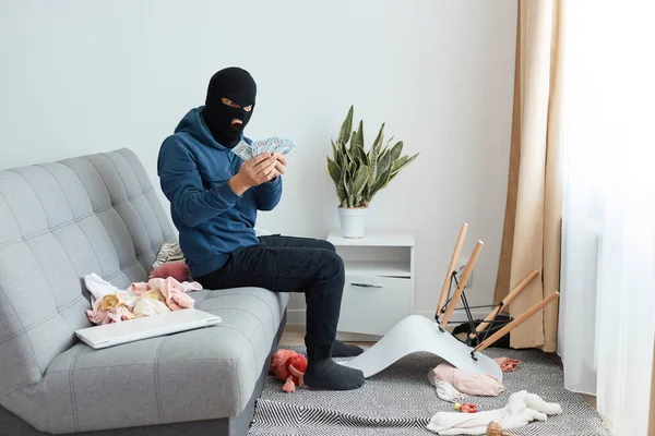 Retrato Homem Surpreso Ladrão Surpreso Vestindo Capuz Azul Balaclava Preto — Fotografia de Stock