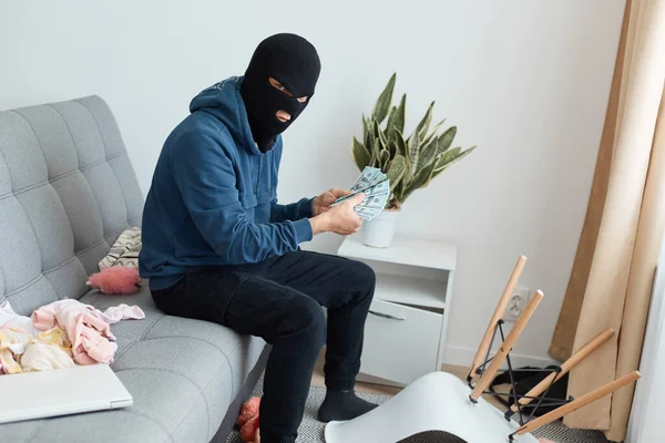 Indoor Tiro Assaltante Masculino Vestindo Capuz Azul Escuro Máscara Preta — Fotografia de Stock