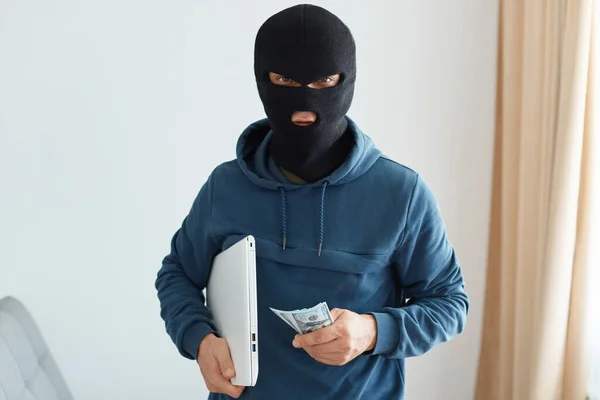 Binnenschot Van Inbreker Beroofd Het Huis Vertrekt Met Gestolen Laptop — Stockfoto