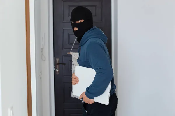 Ciddi Bir Erkek Hırsız Koyu Mavi Kapüşonlu Siyah Maskeli Soyduğu — Stok fotoğraf