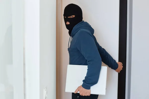 Retrato Homem Ladrão Vestindo Capuz Azul Balaclava Preto Com Laptop — Fotografia de Stock