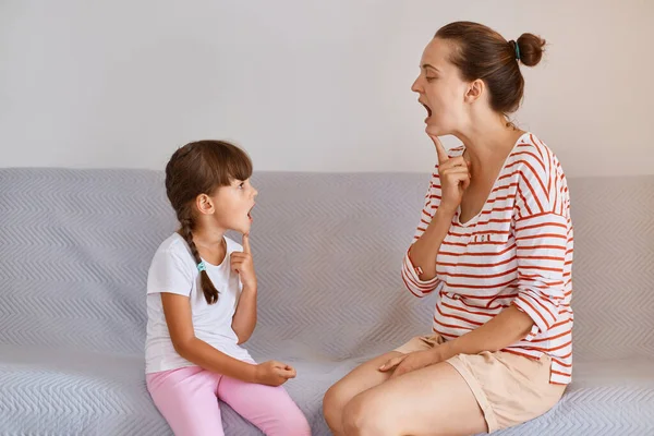 Perfil Fisioterapeuta Mujer Teniendo Lección Con Niña Pequeña Para Articulación —  Fotos de Stock