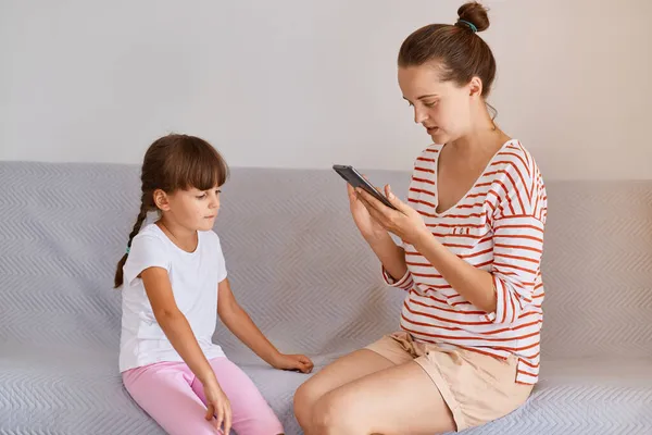 Professional Female Physiotherapist Working Small Child Girl Sitting Sofa Mobile — Stock Photo, Image