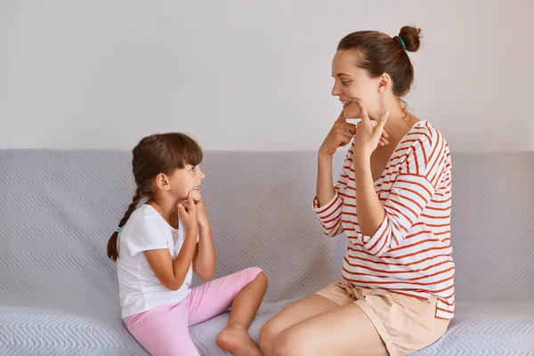 Young Adult Woman Little Cute Girl Sitting Indoor Gray Sofa — Stock Photo, Image