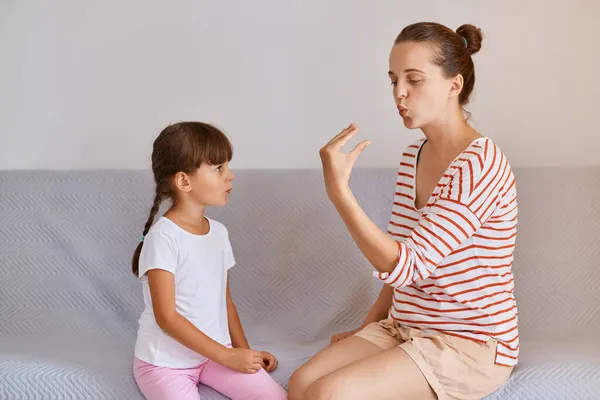Professional Female Physiotherapist Small Kid Having Language Lesson Improving Speaking — Stock Photo, Image