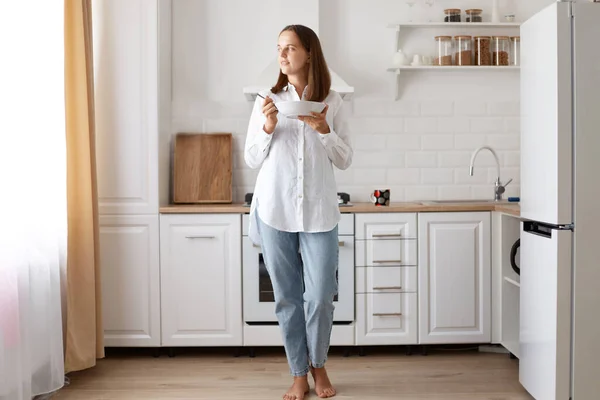 Retrato Una Hermosa Joven Morena Comiendo Sopa Plato Mirando Ventana — Foto de Stock