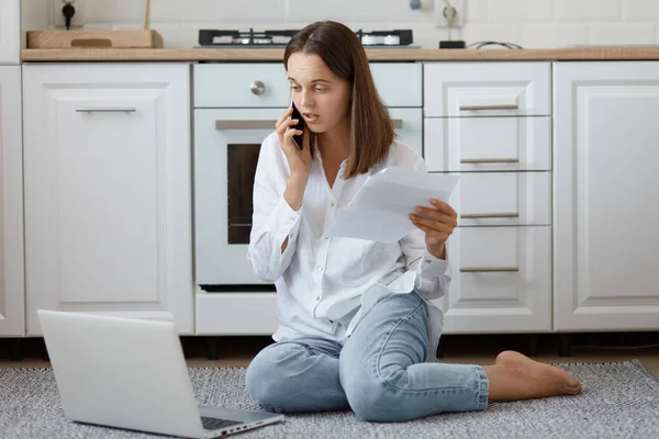 Amazed Attractive Young Adult Woman Sitting Floor Kitchen Using Laptop — Stock Photo, Image
