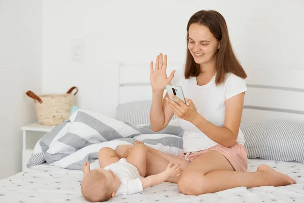 Indoor Shot Mom Newborn Baby Having Video Call While Sitting — Stock Photo, Image