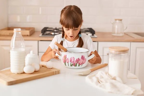 Indoor Shot Shocked Amazed Little Cute Female Child Dark Hair — Foto de Stock