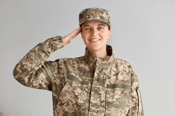 Extremt Glad Kvinna Soldat Med Toothy Leende Och Optimistiska Känslor — Stockfoto