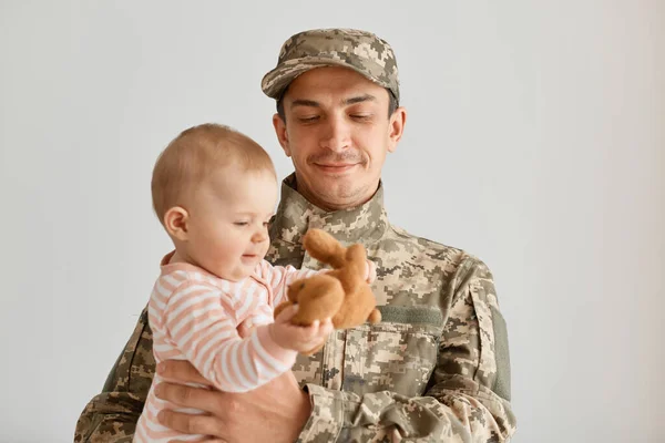 Positiv Ung Vuxen Militär Man Bär Kamouflage Uniform Och Mössa — Stockfoto
