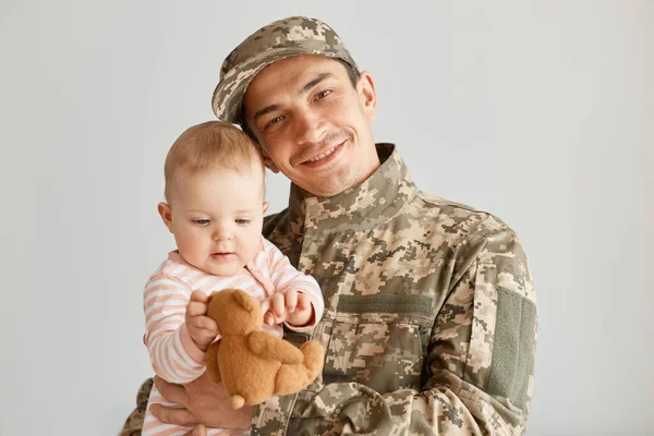 Porträtt Lycklig Positiv Far Kom Från Kriget Eller Armén Övningar — Stockfoto