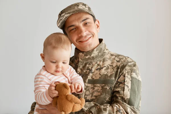 Porträtt Optimistisk Militär Man Bär Kamouflage Uniform Och Mössa Står — Stockfoto