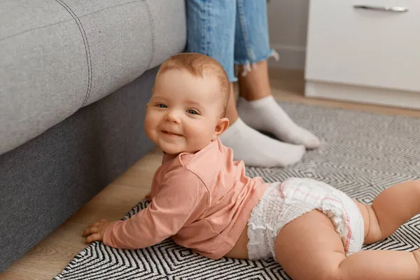 Joyeux Bébé Petite Fille Rampant Sur Plancher Salon Sur Tapis — Photo