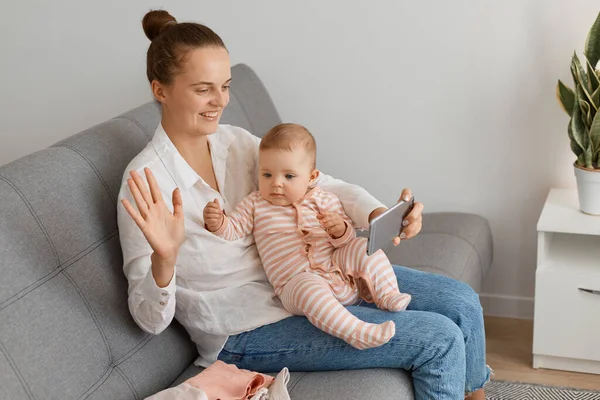 Fotos Interiores Mamá Feliz Bebé Lindo Niño Usando Teléfono Inteligente —  Fotos de Stock