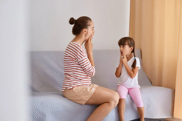 Indoor Shot Female Speech Therapist Working Little Girl Training Pronunciation — Stock Photo, Image