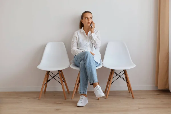 Retrato Uma Jovem Caucasiana Pensiva Vestindo Camisa Branca Jeans Sentados — Fotografia de Stock