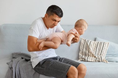 Hüsrana uğramış bir adamın elinde bebekle poz vermesi, bebek kokusu alması, altını değiştirmesi, çocuğu yıkaması, evdeki hafif oturma odasındaki kanepede oturması gerekiyor..