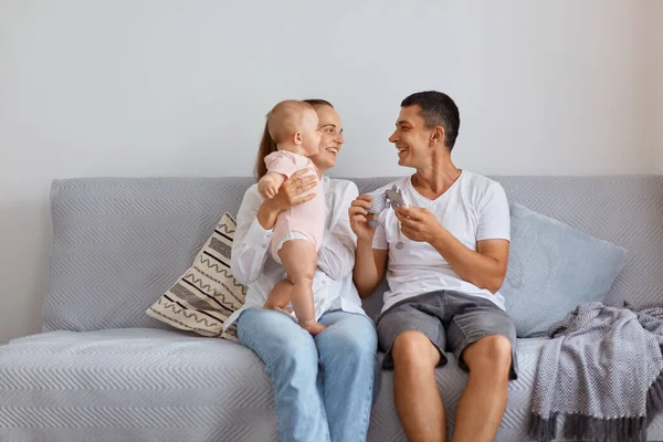 Indoor Tiro Positivo Otimista Jovem Casal Vestindo Roupas Estilo Casual — Fotografia de Stock