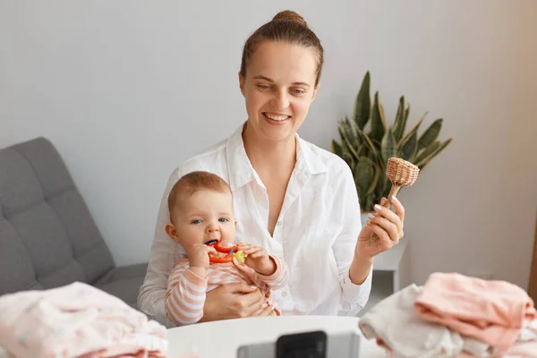 Beautiful Smiling Young Adult Woman Posing Infant Daughter Front Tripod — Stock Photo, Image