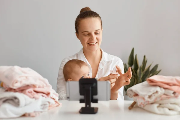 Positiivinen Muotokuva Valkoihoinen Äiti Bloggaaja Istuu Pöydässä Taapero Vauva Käyttäen — kuvapankkivalokuva