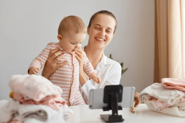 Portrait Blogger Woman Sitting Table Toddler Kid Recording Video Her — Stock Photo, Image