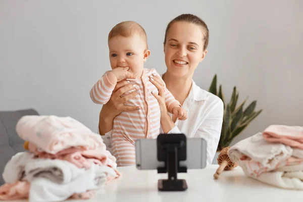 Innendørsopptak Smilende Fornøyd Kvinne Blogger Sittende Ved Bordet Med Småbarnsbarn – stockfoto