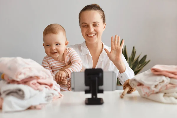 Beautiful Smiling Woman Blogger Sitting Table Toddler Kid Recording Video — Stock Photo, Image