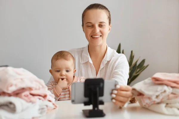 Positive Woman Sitting Table Toddler Kid Recording Video Her Vlog — Stock Photo, Image