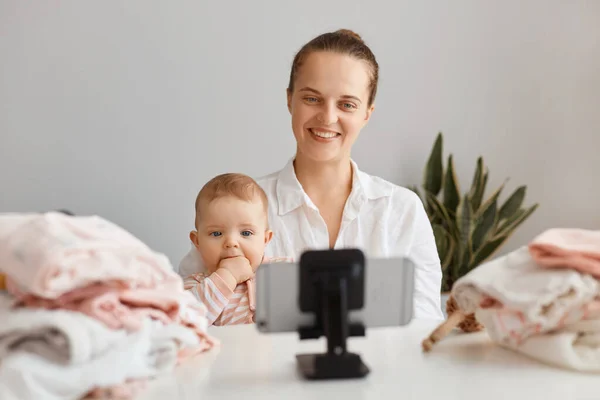 Image Positive Woman Sitting Table Toddler Kid Recording Video Her — Stock Photo, Image