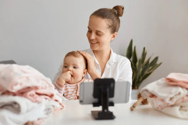 Cute Adorable Woman Sitting Table Toddler Kid Recording Video Her — Stock Photo, Image