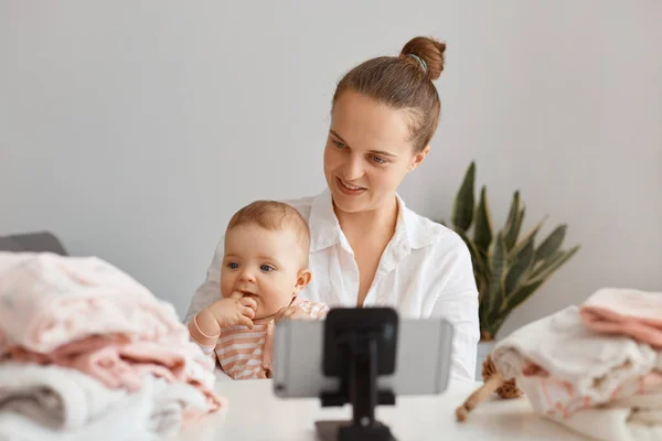 Beautiful Young Adult Woman Blogger Sitting Table Toddler Kid Recording — Stock Photo, Image