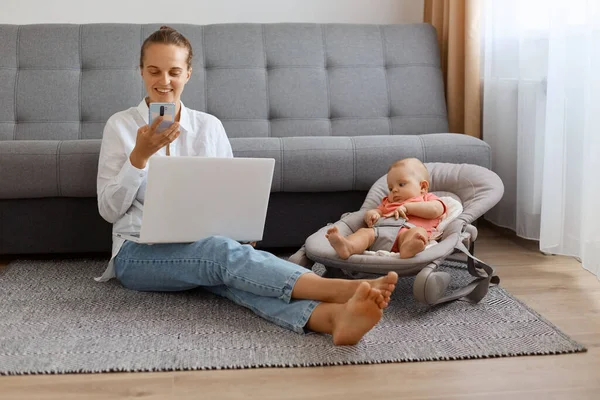 Portrait Smiling Happy Caucasian Woman Young Mother Working Laptop Sitting — Stock Photo, Image