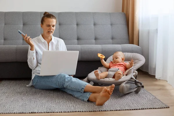Caucasian Woman Young Mother Working Laptop Sitting Floor Her Daughter — Stock Photo, Image