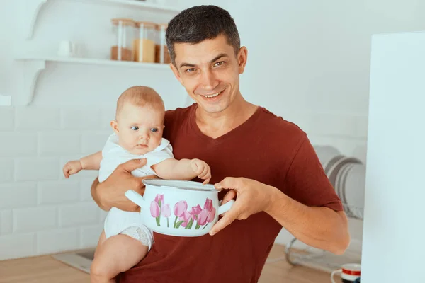 Portrait Smiling Handsome Man Wearing Maroon Shirt Standing Toddler Daughter — Foto Stock