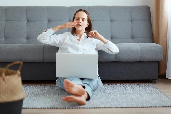 Portrait Exhausted Sleepy Woman Wearing White Shirt Jeans Sitting Floor — Stock Photo, Image