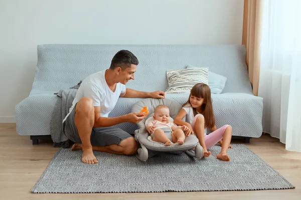 Indoor Shot Brunette Young Father His Daughters Sitting Floor Gray — Stock Photo, Image