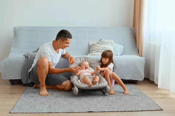 Caucasian Man Sitting Floor Children Man Spending Time His Daughters — Stock Photo, Image