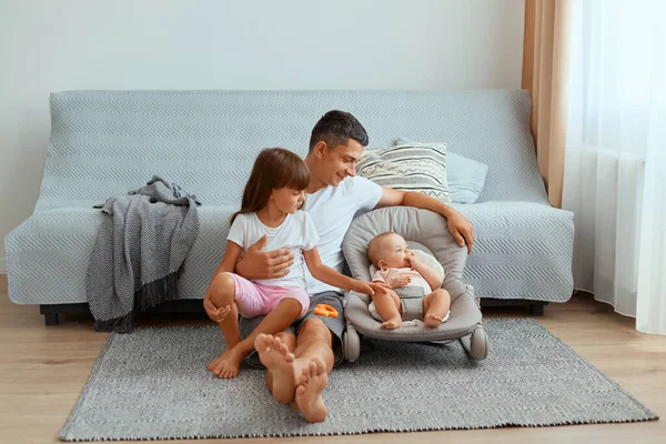 Indoor Shot Smiling Caucasian Young Father His Daughters Sitting Floor — Stock Photo, Image