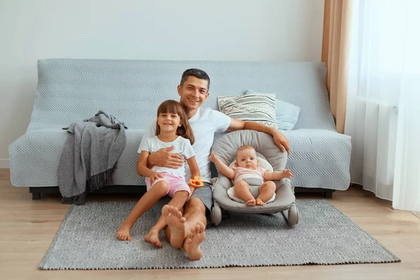 Portrait Happy Family Caucasian Man Sitting Floor His Children Looking — Stock Photo, Image