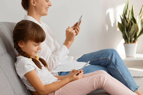 Cute Little Girl Playing Games Smart Phone Her Mother Wearing — Stock Photo, Image