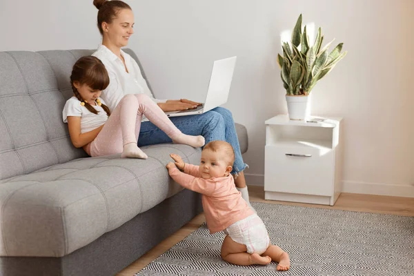 Cute Little Infant Baby Girl Crawling Her Mother Sitting Sofa — Stock Photo, Image