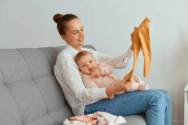 Portrait Smiling Young Adult Mother Sitting Sofa Her Toddler Daughter — Stock Photo, Image