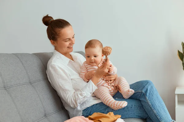 Indoor Shot Happy Smiling Mother Sitting Cough Her Infant Daughter — Stock Photo, Image