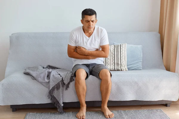 Крытый Снимок Больного Нездорового Человека Белой Футболке Сидящего Диване Гостиной — стоковое фото